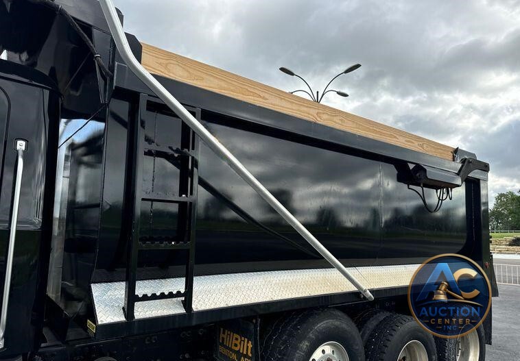 2019 Mack Granite dump truck