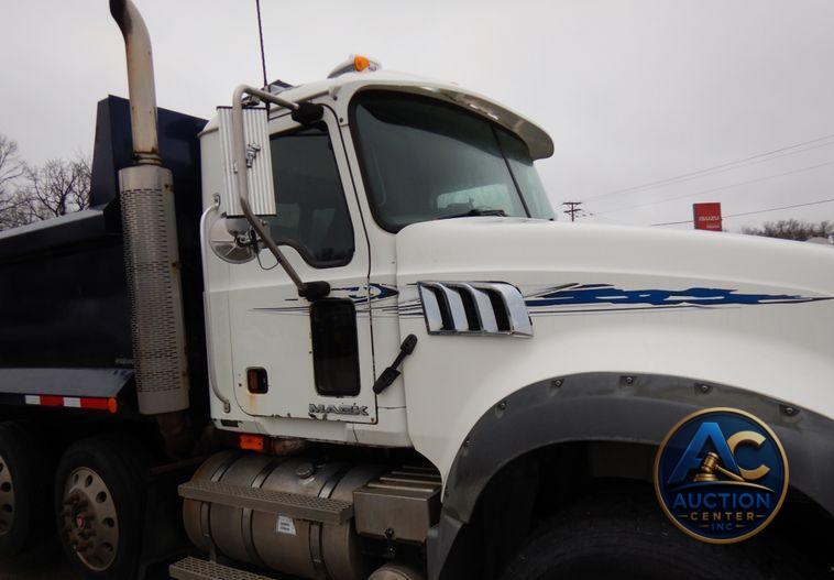 2007 Mack GU713  dump truck