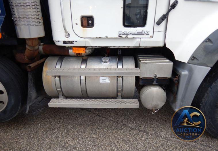 2007 Mack GU713  dump truck
