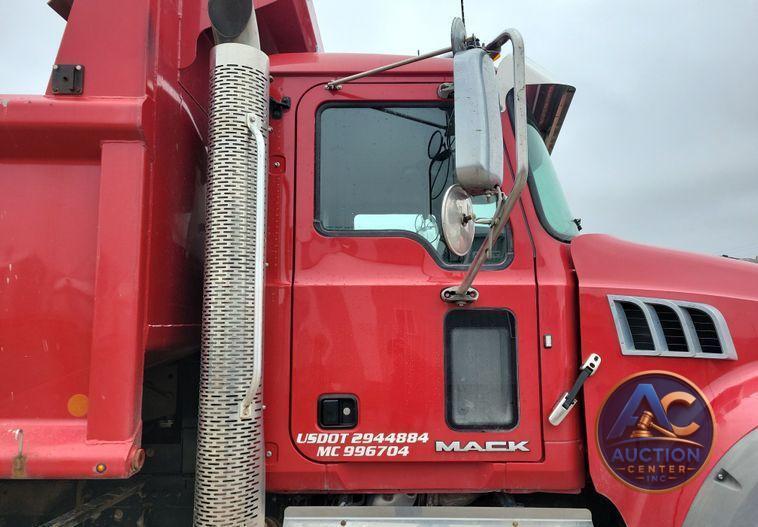 2018 Mack Granite GU700 dump truck