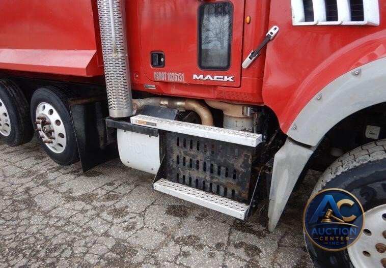 2013 Mack Granite dump truck