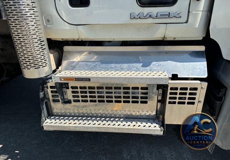 2018 Mack Granite GU713 dump truck