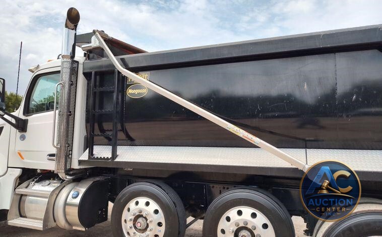 2021 Peterbilt 567  dump truck