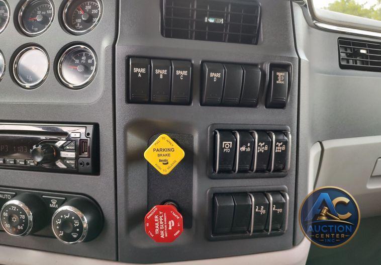 2021 Peterbilt 567  dump truck