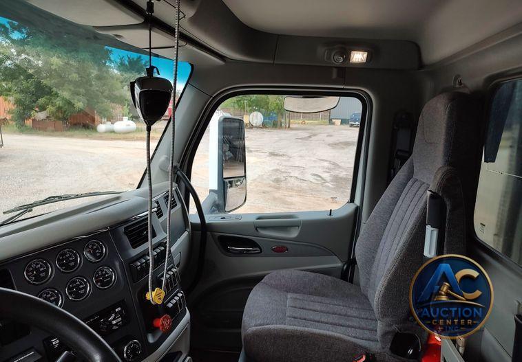 2021 Peterbilt 567  dump truck