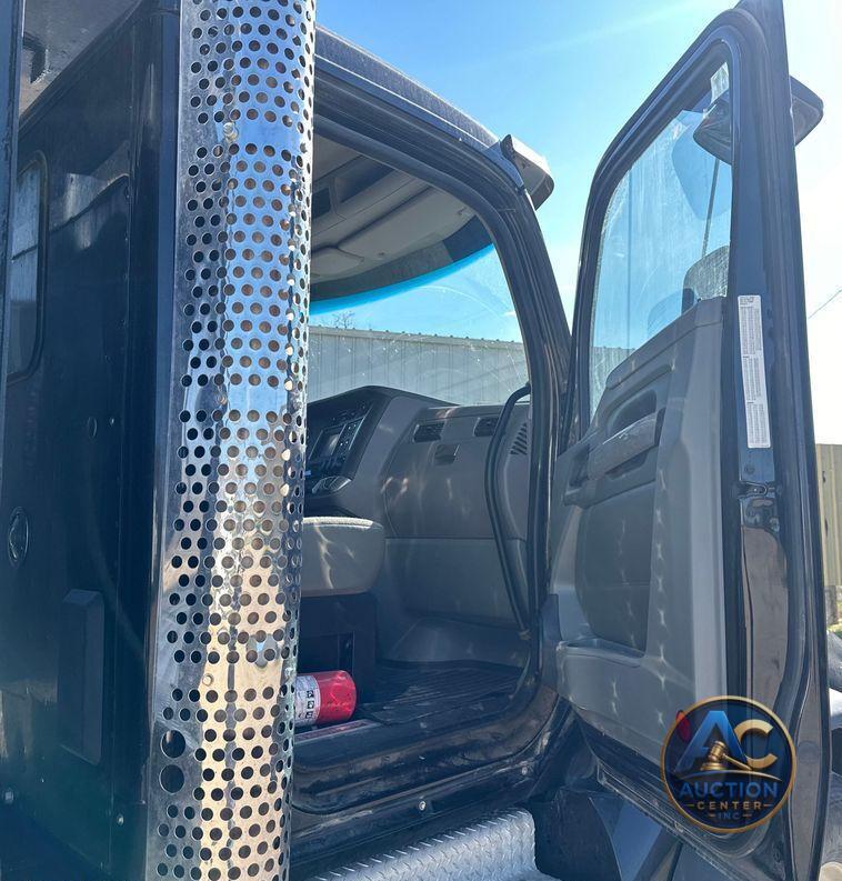 2017 Kenworth  T880 dump truck