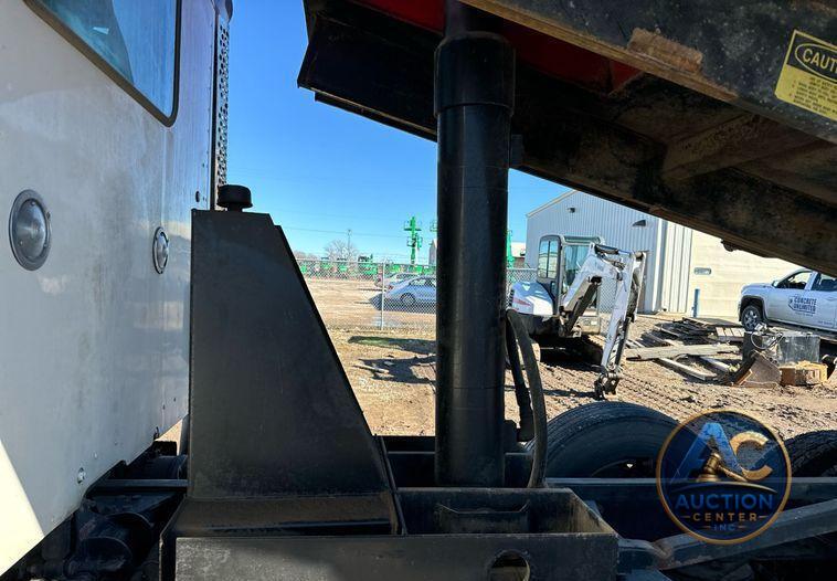 2016 Kenworth T880 dump truck