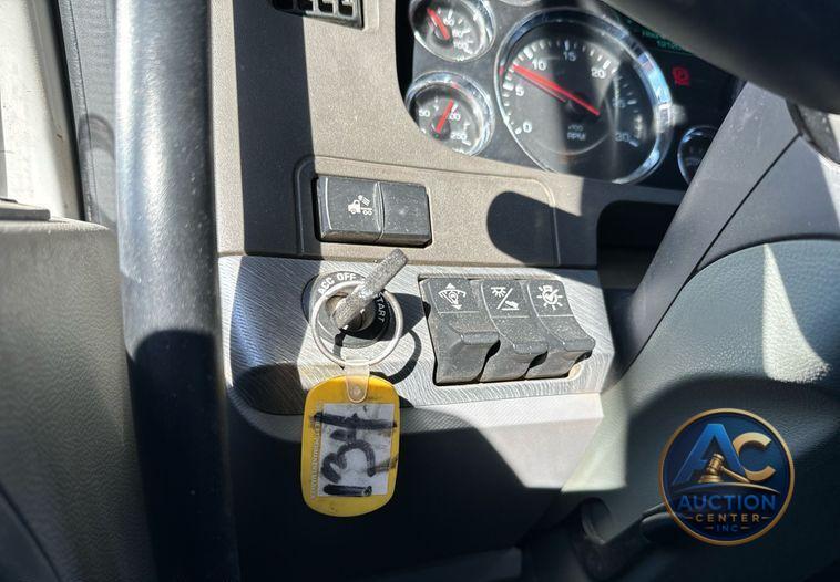 2016 Kenworth T880 dump truck