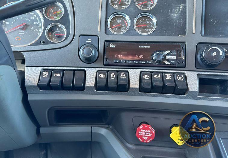 2016 Kenworth T880 dump truck