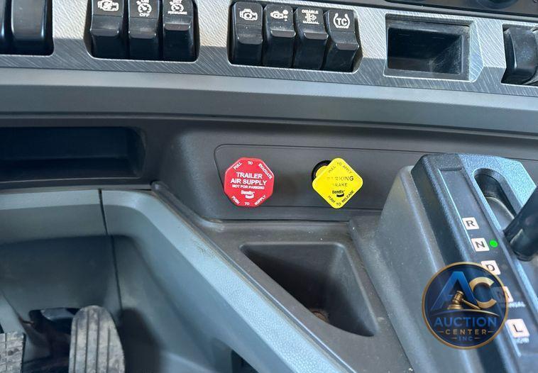 2016 Kenworth T880 dump truck