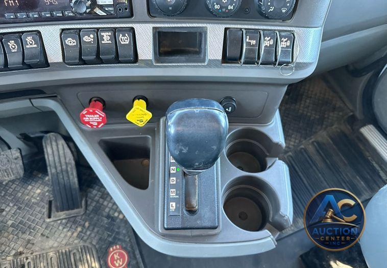 2016 Kenworth T880 dump truck