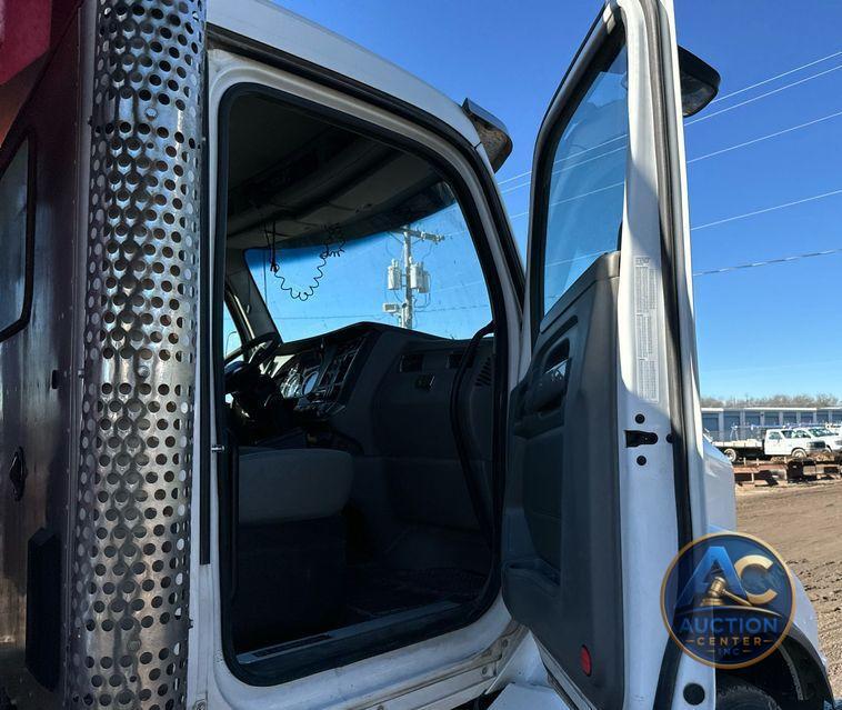 2016 Kenworth T880 dump truck