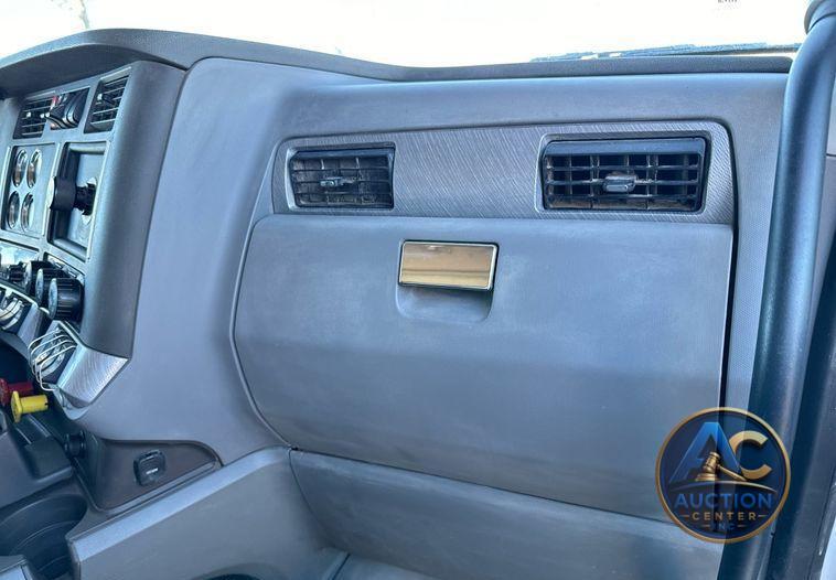 2016 Kenworth T880 dump truck