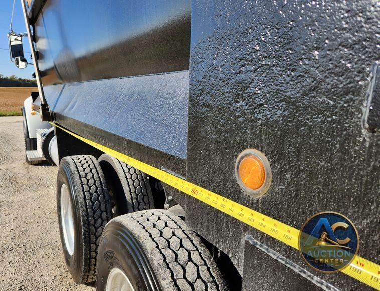 2015 Peterbilt 348  dump truck
