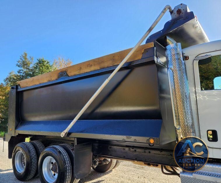 2015 Peterbilt 348  dump truck
