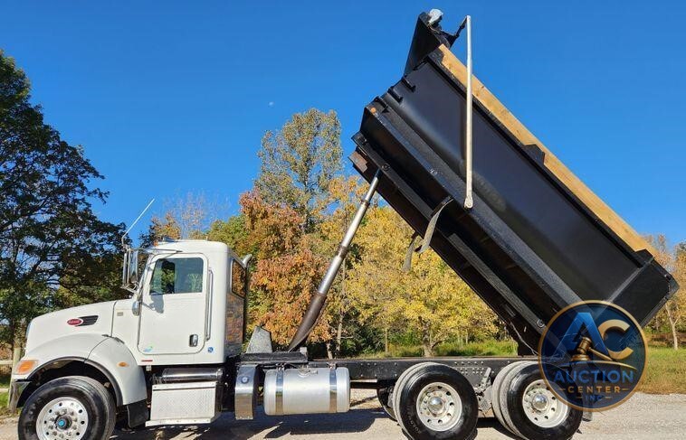2015 Peterbilt 348  dump truck