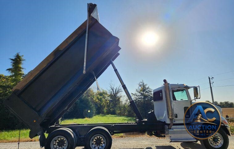 2015 Peterbilt 348  dump truck
