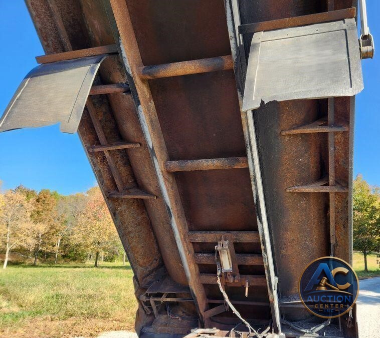 2015 Peterbilt 348  dump truck
