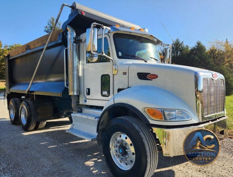 2015 Peterbilt 348  dump truck