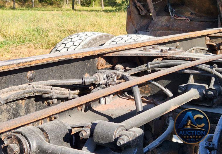 2015 Peterbilt 348  dump truck