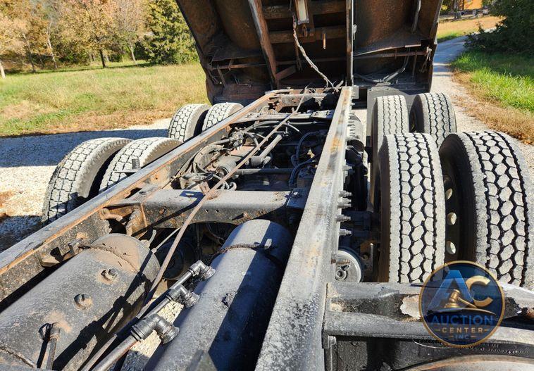 2015 Peterbilt 348  dump truck