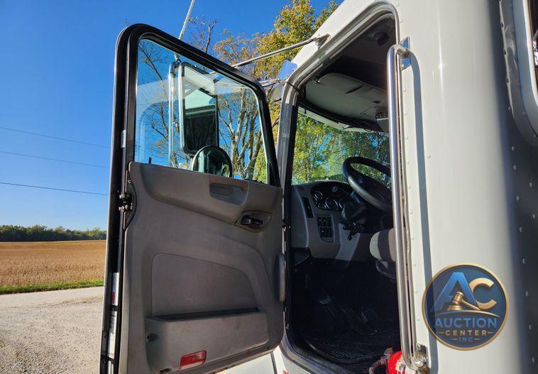 2015 Peterbilt 348  dump truck