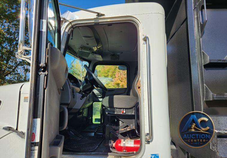 2015 Peterbilt 348  dump truck