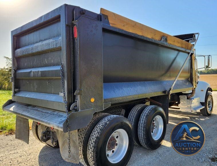 2015 Peterbilt 348  dump truck