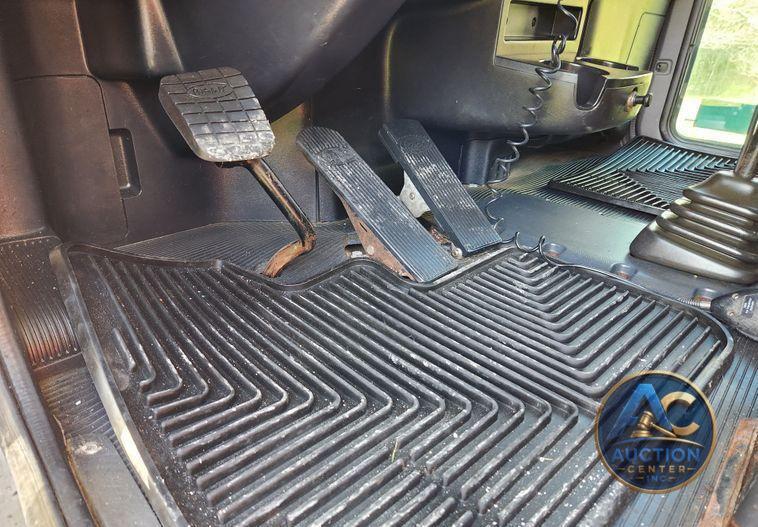 2015 Peterbilt 348  dump truck