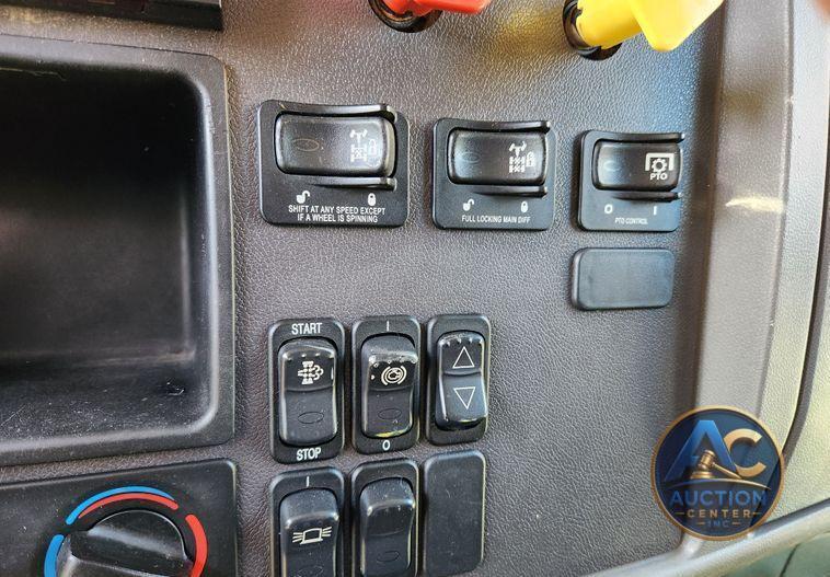 2015 Peterbilt 348  dump truck