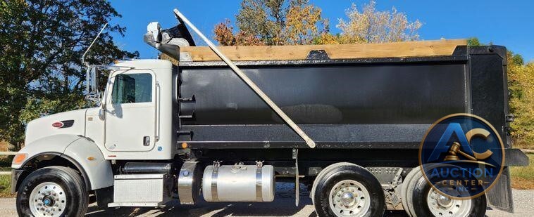 2015 Peterbilt 348  dump truck