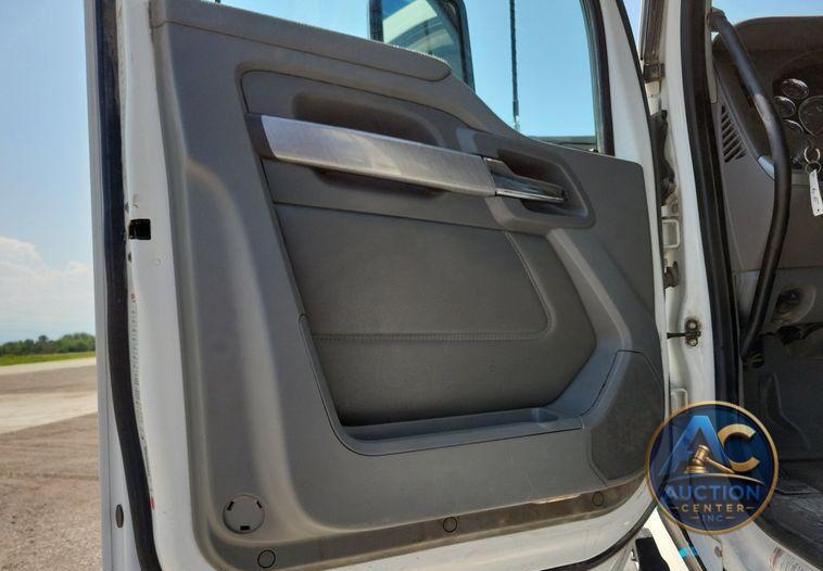 2016 Kenworth T880 dump truck