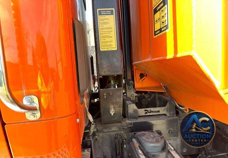 2018 Kenworth T880 dump truck