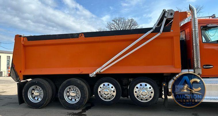 2018 Kenworth T880 dump truck