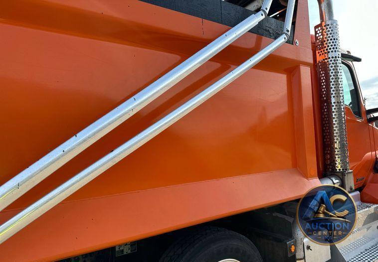 2018 Kenworth T880 dump truck