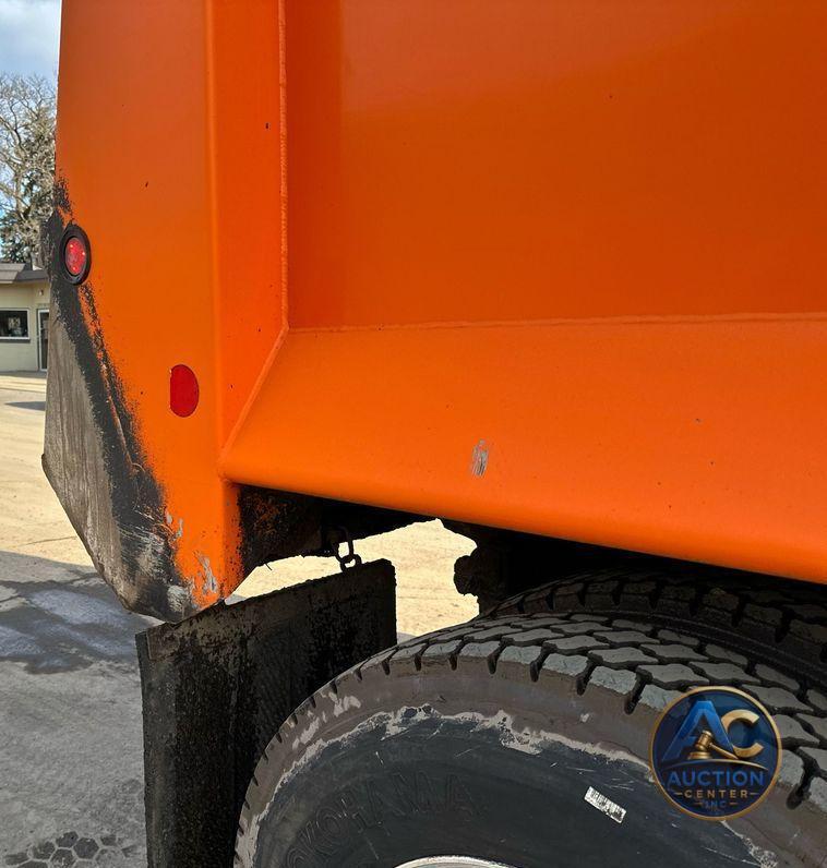 2018 Kenworth T880 dump truck
