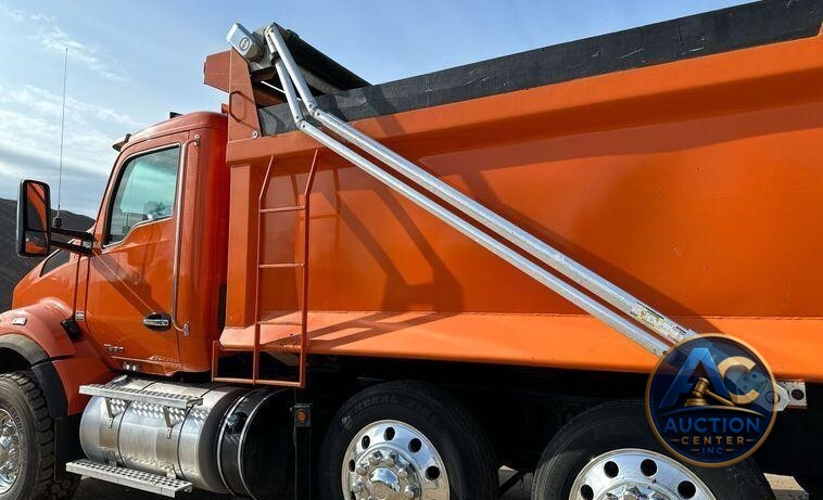 2018 Kenworth T880 dump truck