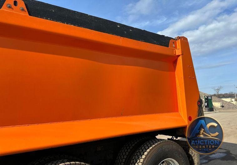 2018 Kenworth T880 dump truck