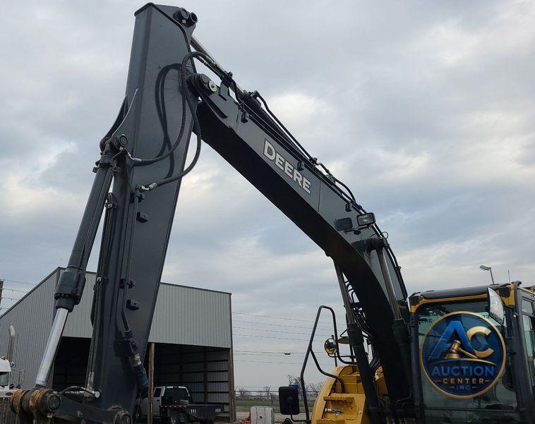 2022 John Deere 135G  excavator