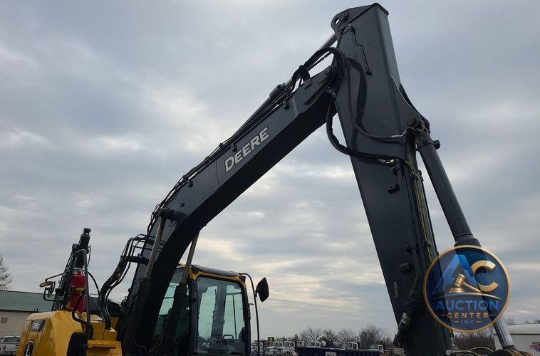 2022 John Deere 135G  excavator