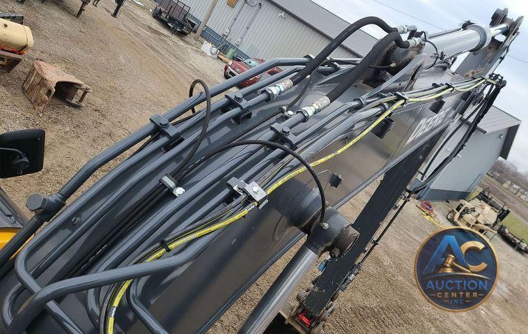 2022 John Deere 135G  excavator