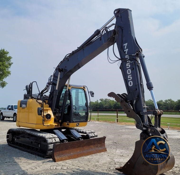 2017 John Deere 135G  excavator