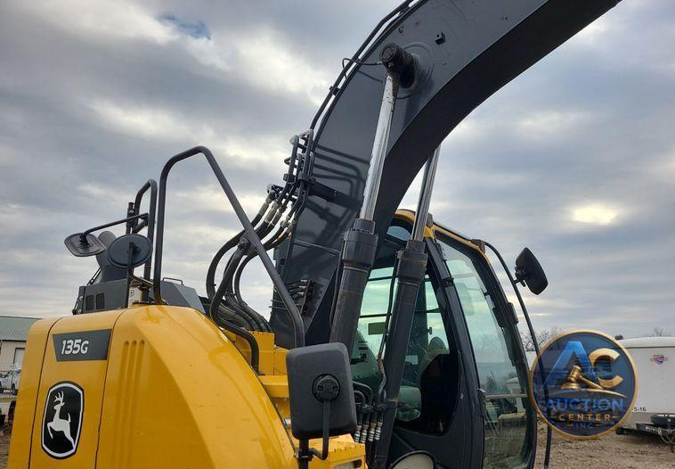 2022 John Deere 135G  excavator