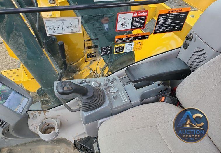 2022 John Deere 135G  excavator