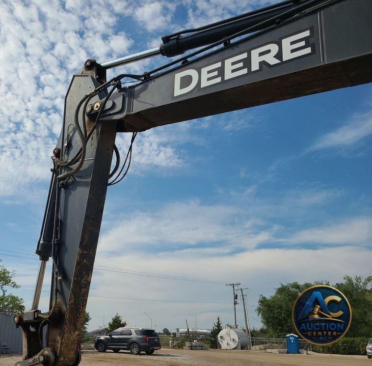 2017 John Deere 245G LC  excavator