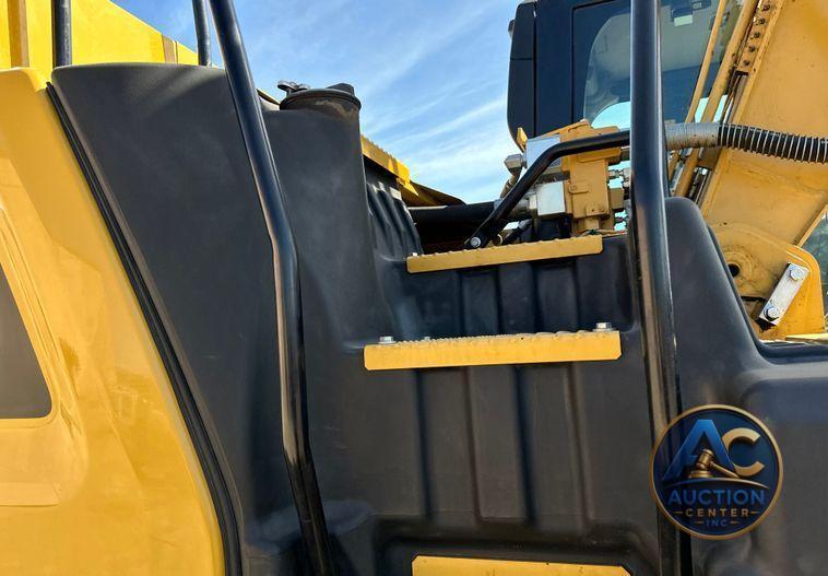 2019 Caterpillar 320 excavator
