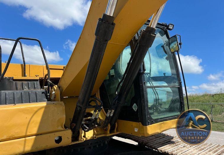 2019 Caterpillar 320 excavator