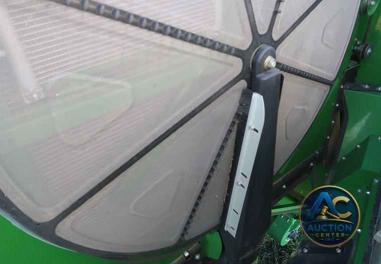 2016 John Deere S670 STS  combine