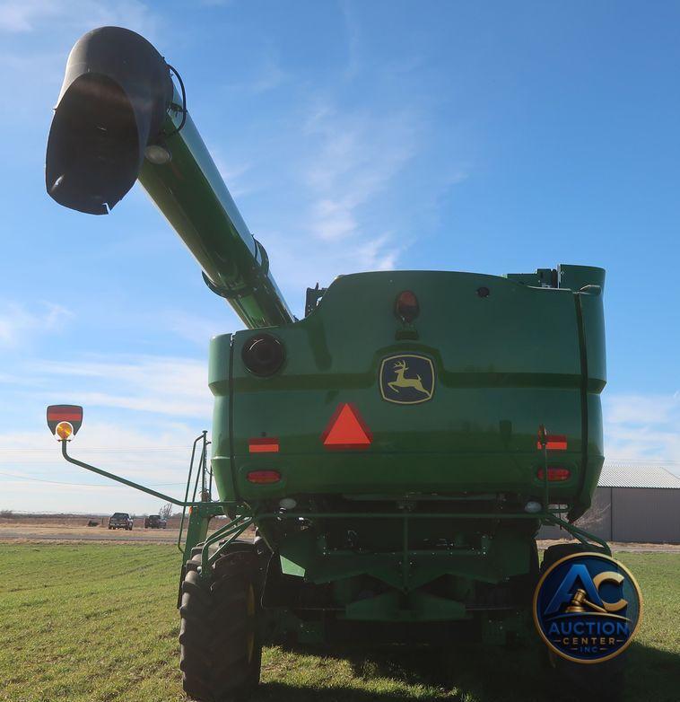 2016 John Deere S670 STS  combine