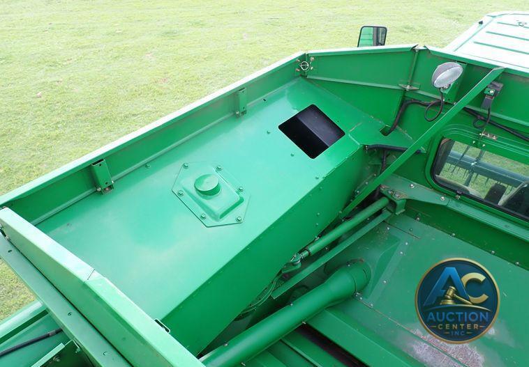 2004 John Deere 9560  combine